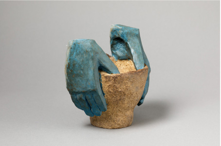 "Modelage, mains bleues" 
Sculpture, 2019 
Grès engobé et oxydes 
Hauteur: 18 cm